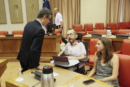 Félix Bolaños se despide de Pablo Echenique y Lucía Muñoz