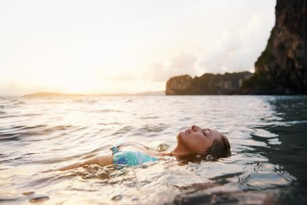 Mujer flotando en el mar