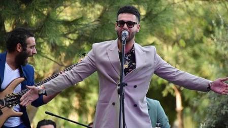 Manuel Cortés, hijo de Raquel Bollo, sobre el escenario durante una actuación en un concierto