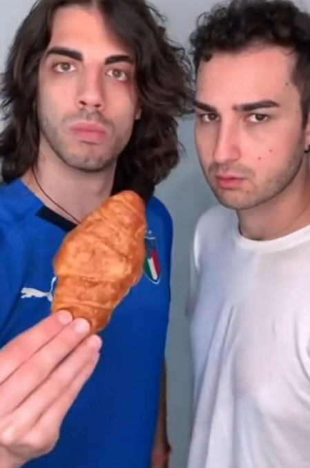 Amenazando a un usuario francés con un cruasán