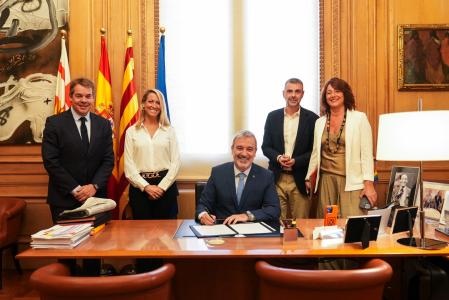 El alcalde Jaume Collboni firmando el nombramiento de Santi Vila como presidente del comité asesor de infraestructuras de Barcelona