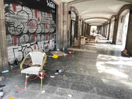 Dejadez bajo el porche del Palau Moja en la Rambla de Barcelona.