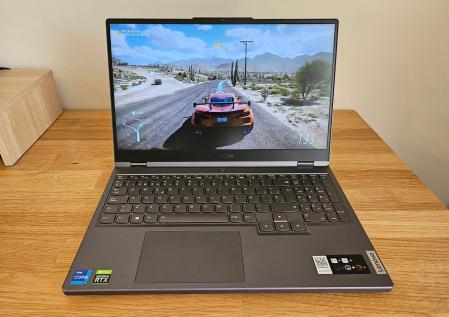 El ordenador portátil Lenovo Legion 5 con el videojuego 'Forza Horizon 5'