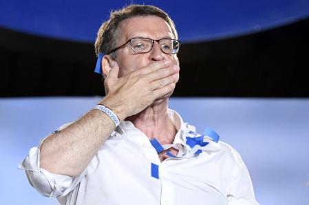 El líder del PP, Alberto Núñez Feijóo, saluda a los presentes tras conocerse los resultados del 23-J