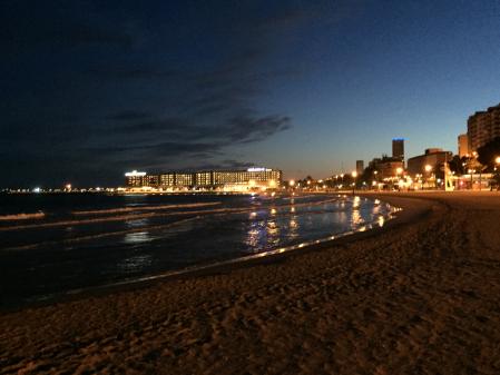 Es agradable pasear por El Postiguet al anochecer, con el Meliá al fondo.