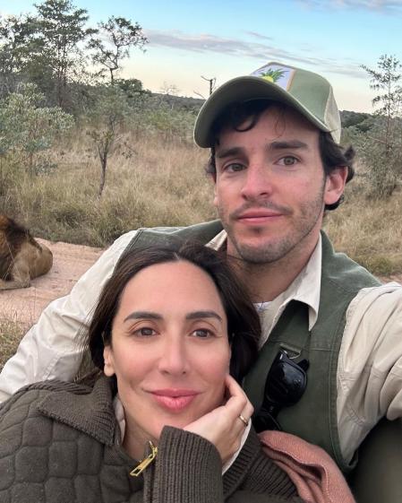 Selfie de los marqueses de Griñón con uno de los leones del Parque Nacional Kruger