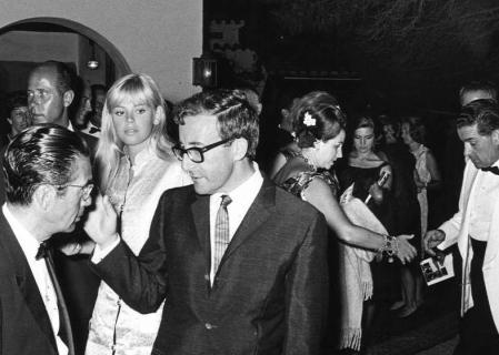 Peter Sellers y su esposa, Britt Ekland, en una fiesta en La Gavina