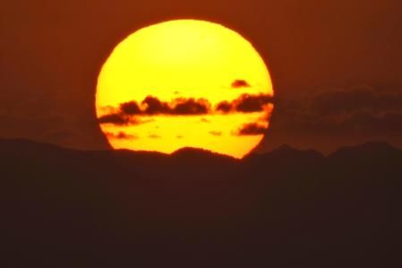 Detalle del sol en el momento del amanecer en Fuengirola.