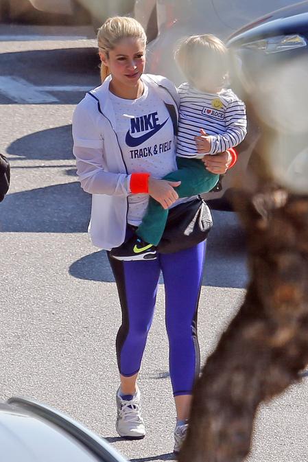 Shakira, en chándal junto a su hijo pequeño por Barcelona, en 2017
