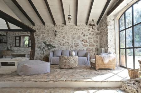 En la sala de estar destacan los muros de mampostería y el pavimento de losas de piedra irregulares