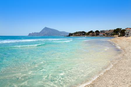 Playa de la Olla, con vistas al peñón de Ifach