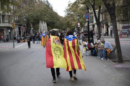 FOTO: MANÉ ESPINOSA. CONSECUENCIAS DE LA HUELGA GENERAL EN CATALUNYA EN PROTESTA POR LA RESOLUCION DEL 1-0. MANIFESTANTES CON BANDERAS ESPAÑOLA E INDEPENDENTISTA PASEAN X RAMBLA CATALUNYA