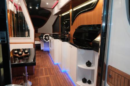 Interior de la caravana anfibia de SealVans&nbsp;