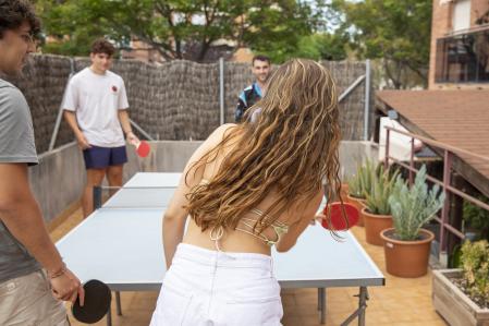 Un grupo de adolescentes jugando al ping pong
