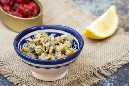 El limón aporta un toque fresco y un sabor cítrico que realza el sabor natural del berberecho