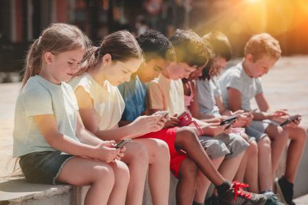 Niños mirando el móvil.