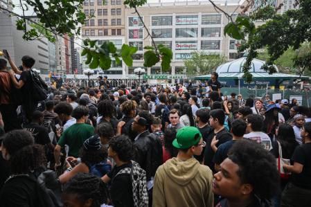 La masiva asistencia de miles de jóvenes sembró el caos