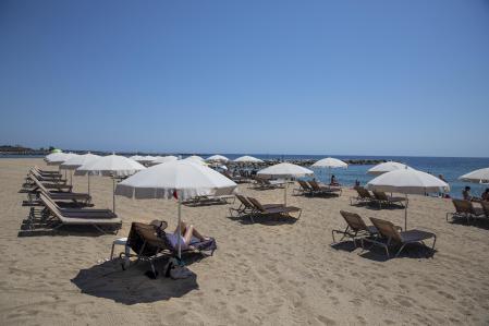 Sombrillas de color blanco en la playa de Llevant de Barcelona durante este verano