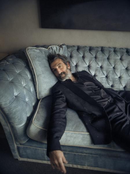 Camisa, americana con solapa y pantalón de corte cigarette. Anillo
Play plateado. Louis Vuitton