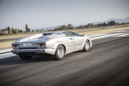 El Countach más antiguo existente, chasis 001 en color rojo, fue buscado y adquirido en los años 2000 por Lamborghini para exponerlo en su museo 