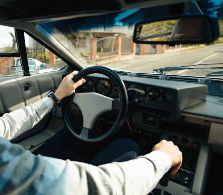 Una de las “rarezas” conceptuales del Countach, además de sus afiladas formas, es la transmisión, que se encuentra en la parte frontal 