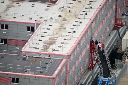 Los primeros migrantes embarcando este lunes en el ‘Bibby Stockholm’