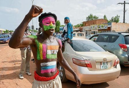 Un simpatizante de las fuerzas oficiales en Níger con su cuerpo pintado con la bandera del país y la rusa durante un mitin en Niamey en el 2023. <br>