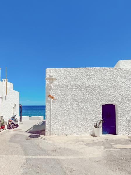 Una de las casas encaladas de la villa de Las Negras