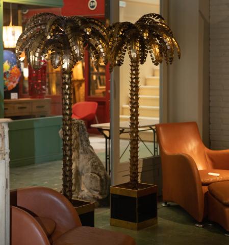 Bernat Simó exhibe unas sofisticadas lámparas de pie ‘palmera’ procedentes de Maison Jansen, manufacturadas con latón y espejo negro, en la década de los setenta