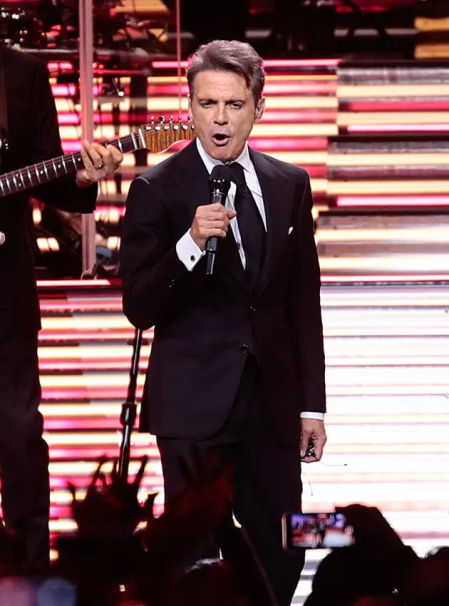 Luis Miguel cantando en el Movistar Arena de Buenos Aires