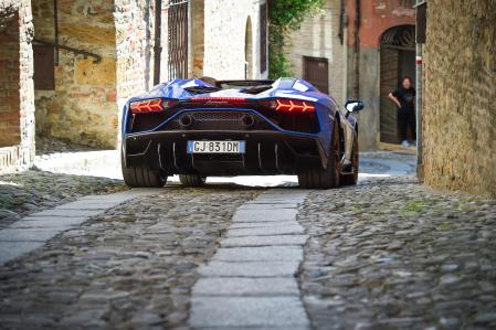 El uso intensivo del carbono y los materiales compuestos en su chasis y la carrocería permitieron limitar su peso hasta unos ajustadísimos 1.550 kg en seco&nbsp;