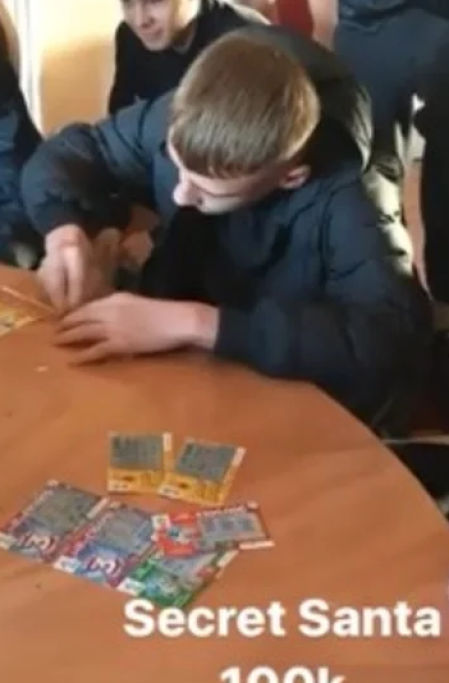 El joven rascando la cartilla