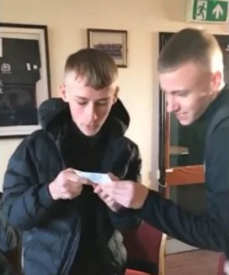 El momento de leer la tarjeta