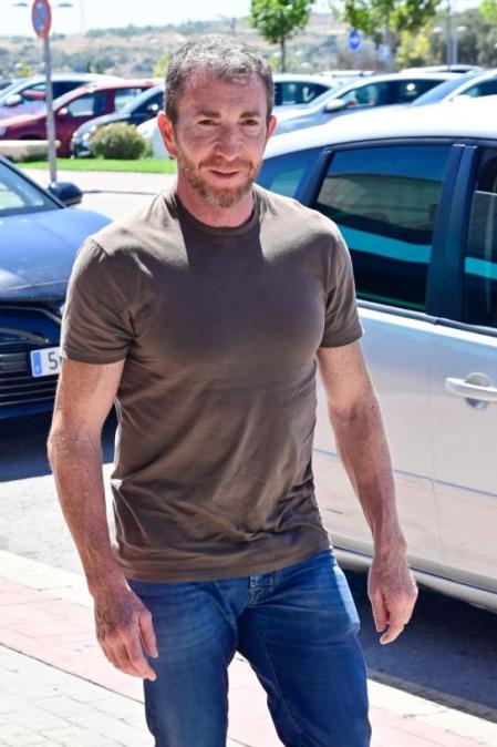 Pablo Motos luciendo pectorales a pie de calle