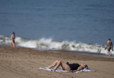 Mujer tomando el sol en una playa