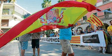 CONCENTRACION DE SOCIETAT CIVIL CATALANA FRENTE AL AYUNTAMIENTO DE CASTELLDEFELS. Societat Civil Catalana se manifiesta en Castelldefels contra la adhesión local a la Asociación de Municipios por la Independencia (AMI). ERC TAMBIÉN SE CONCENTRA FRENTE AL AYUNTAMIENTO. FOTO: XAVIER GOMEZ