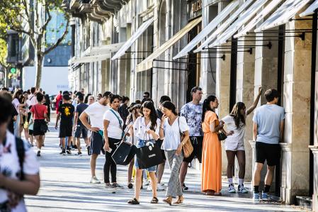 foto XAVIER CERVERA 08/08/2022 turismo en passeig de gracia, turista s de lujo, entrando /saliendo de hoteles hotel o de tienda s (dior, gucci, louis vuitton, etc) el dia q se ha conocido (noticia) q barcelona es el municipio del estado español q mas turismo de lujo de clase alta ha recibido
