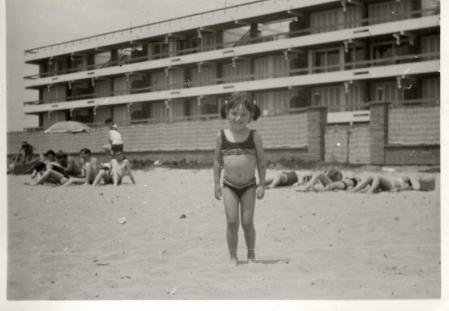 Teresa Helbig, de niña, disfrutando de la playa