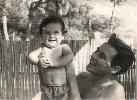 Teresa Helbigm con su padre, en su primer verano en un camping en Blanes
