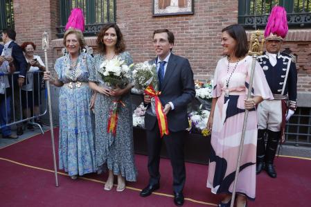 Isabel Díaz Ayuso y José Luis Martínez Almeida en la ofrenda floral a la Virgen de la Paloma