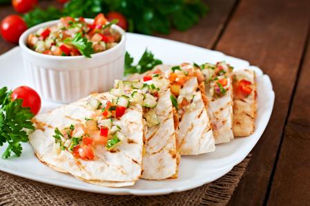 Quesadilla con salsa cruda