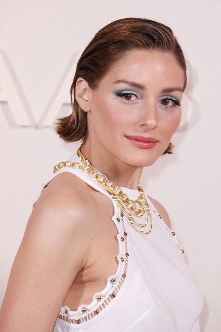 Olivia Palermo con una versión pulida años 20 durante la antesala del desfile de Elie Saab en París