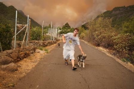Vecinos de la zona del barrio de Los Margenes, en el pueblo de Igueste de Candelaria, evacuan los enseres de sus viviendas