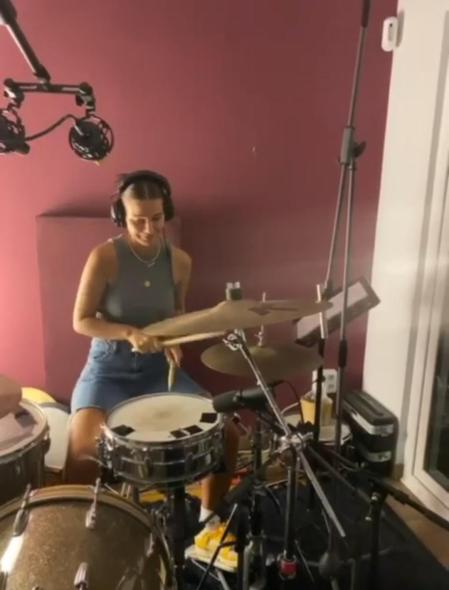 Laura Escanes también toca la batería