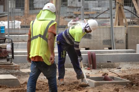 Los trabajos al aire libre , como la construcción –en la imagen, dos operarios de las obras del tranvía en Barcelona– están entre los más afectados