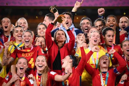 La reina Letizia levanta la copa de campeonas que, este domingo, ha ganado la selección española de fútbol en el Mundial femenino