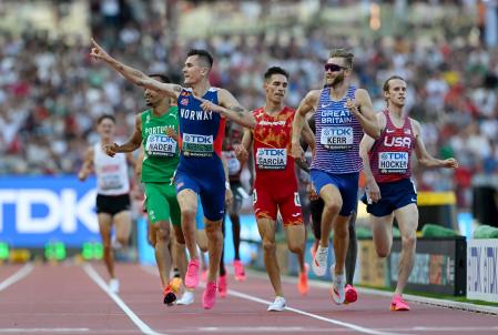 Jakob Ingebrigtsen jalea al público en la última recta de su semifinal, por delante de Mario García Romo y Josh Kerr
