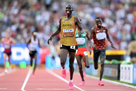 Joshua Cheptegei, por delante de Ebenyo y Barega en los 10.000m, este domingo en Budapest