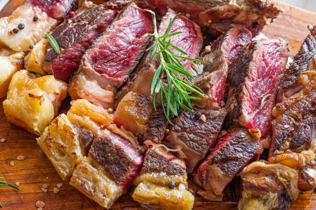 No se ha encontrado incidencia del consumo de carne roja en los niveles de colesterol, aunque se recomienda moderar su consumo