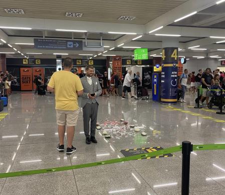 El hombre vestido con un traje gris había colocado pétalos y flores por el suelo de la terminal